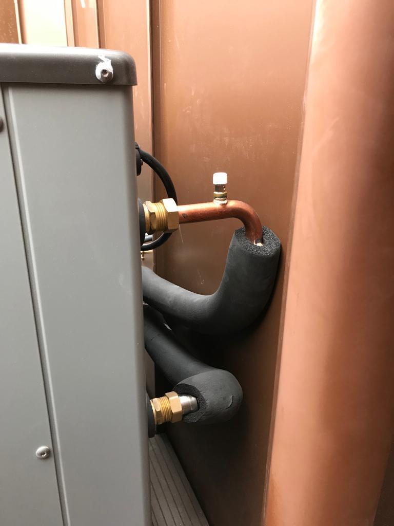Insulated heat pump connections