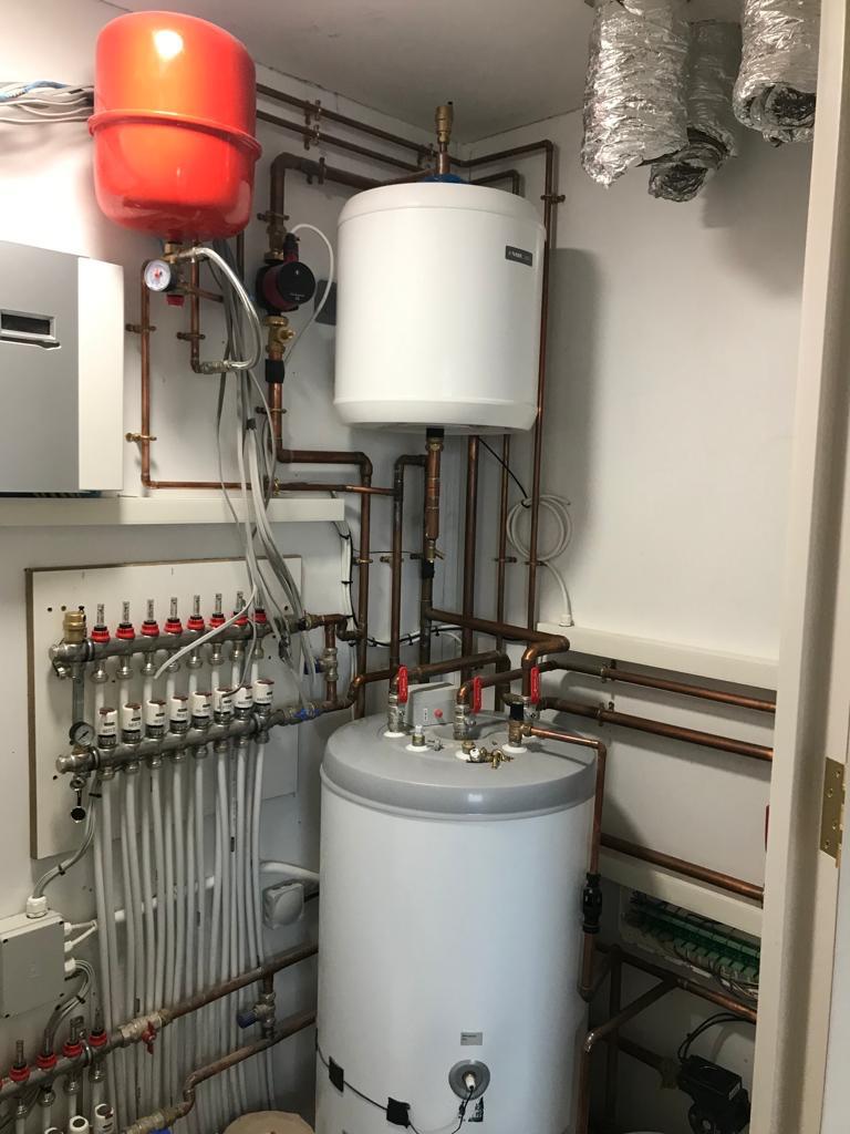 Underfloor heating manifold and buffer