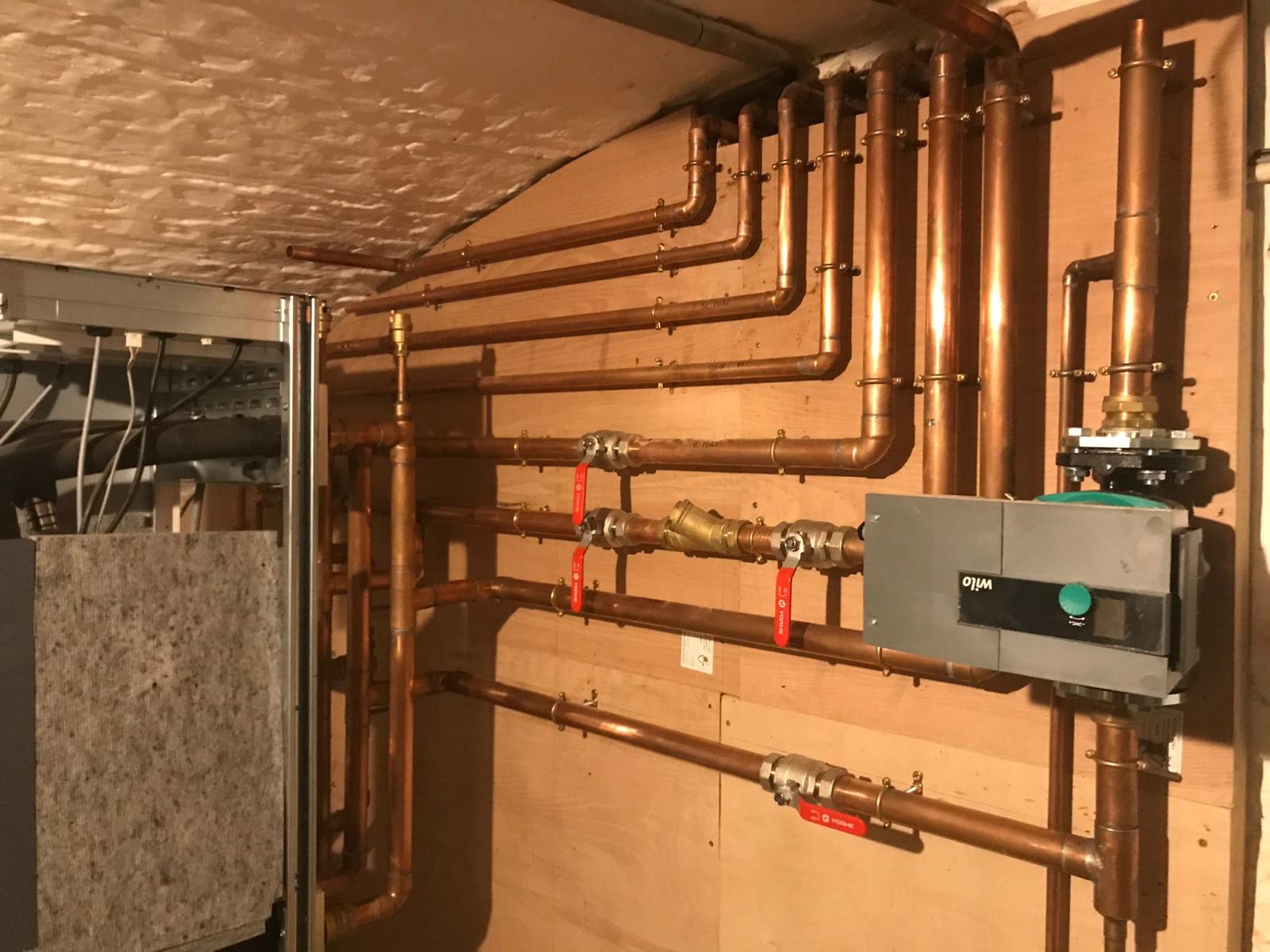 Copper manifold with Wilo pump