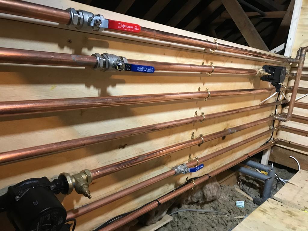 Heat pump primary pipework with pump