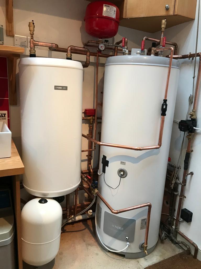 Buffer tank and hydraulic layout for a heat pump